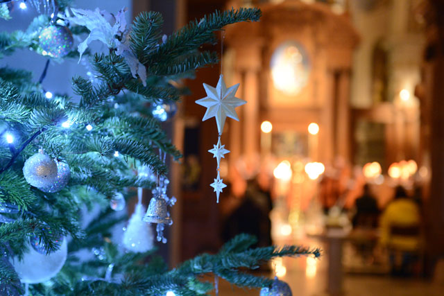 Christmas tree under dome of St Bride's looking on to altar and congregation