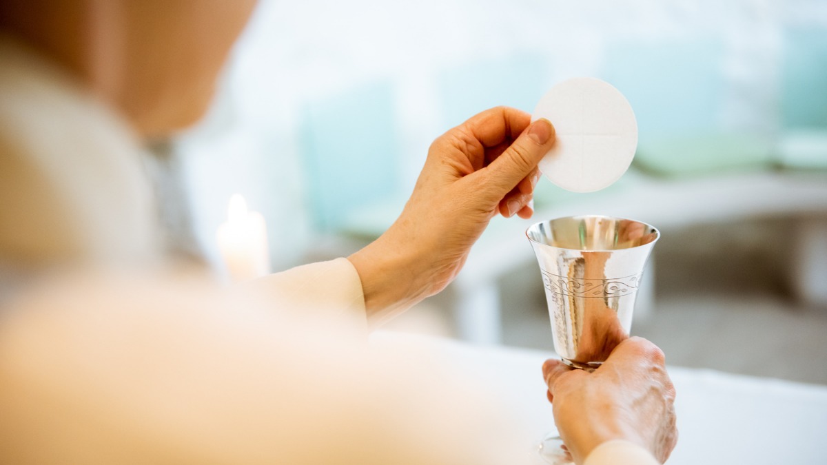 eucharist chalice communion 1200px