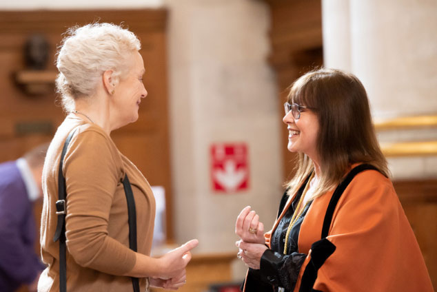 Guildsperson greeting visitor to St Bride's