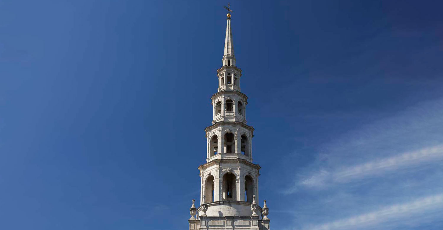 Steeple of St Bride's against a blue sky