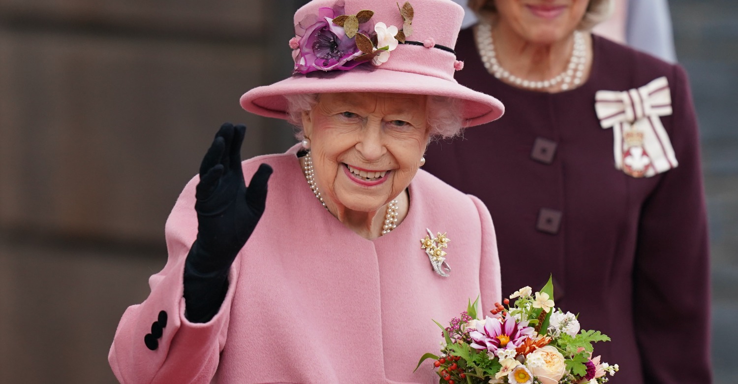 Queen dressed in pink, waving for Platinum Jubilee