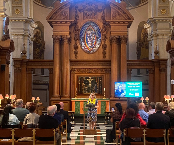 Carol Cooper speaking in St Bride's - Tom Olsen Lecture